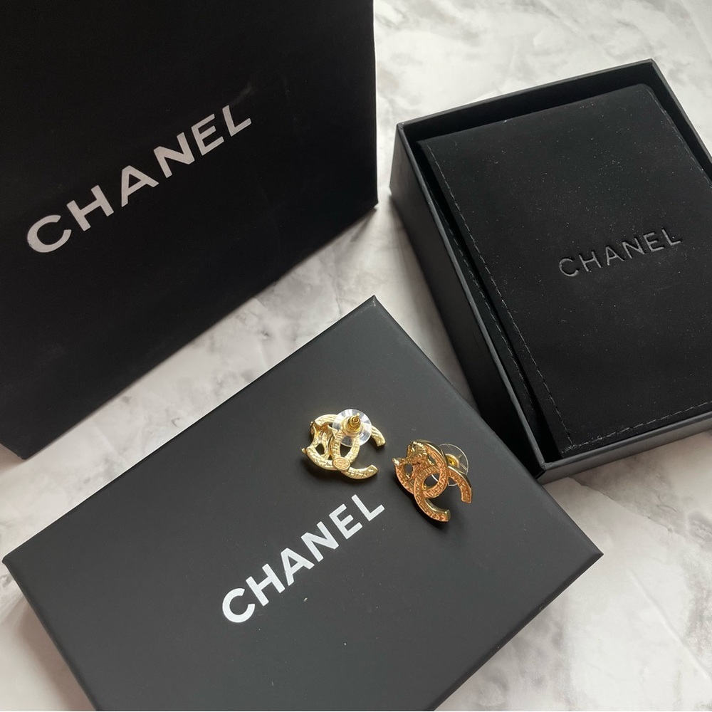 CHANEL Earrings CC Lion Motif 🦁 - Picture 6 of 10